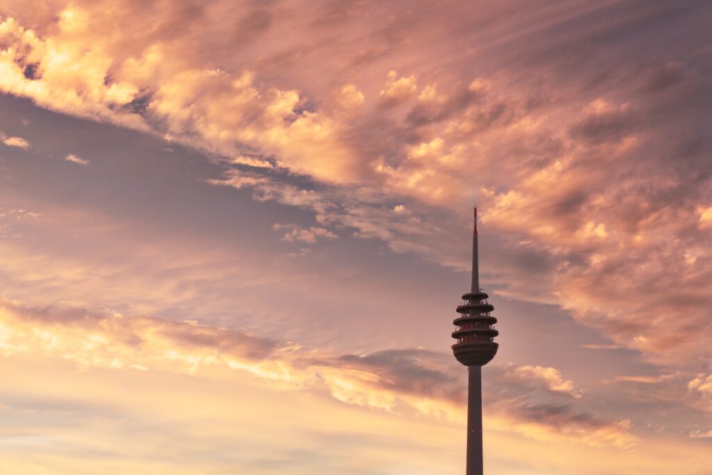 Sonnenuntergang hinter einem Fernsehturm mit Aussichtsplattformen.
