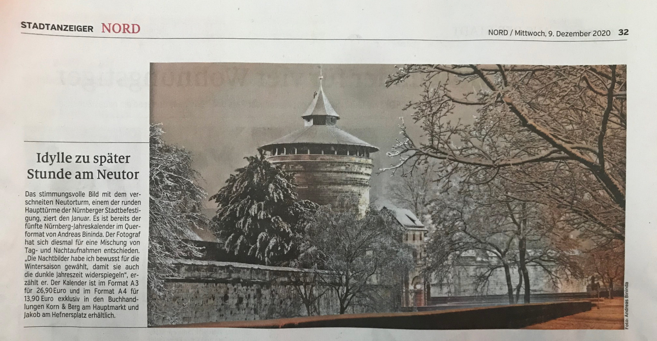 Winterbild des Neutorturms in Nürnberg: runder Turm der Stadtbefestigung von verschneiten Bäumen umrahmt.