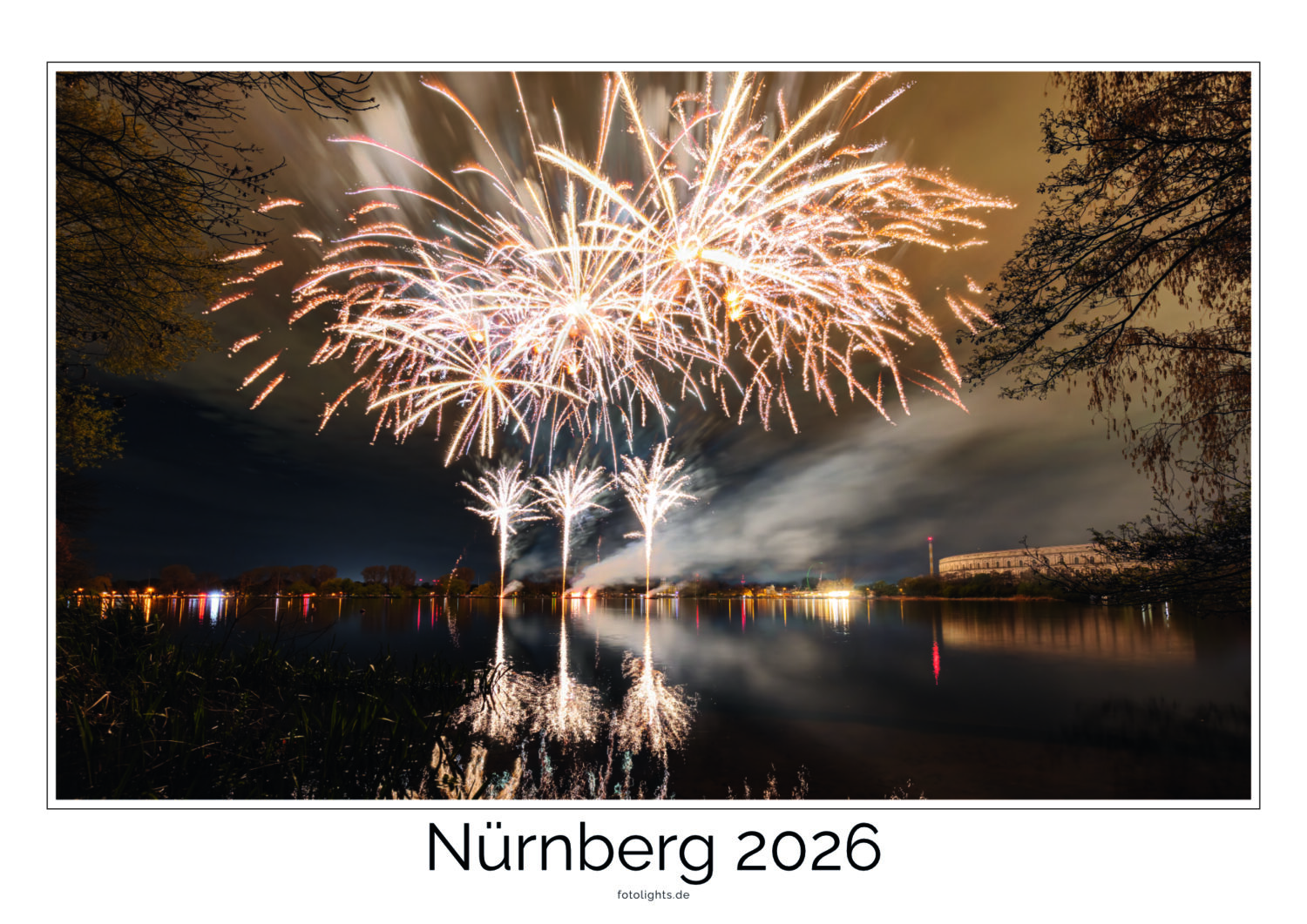 Feuerwerk über dem Wasser in Nürnberg 2026, mit bunten Lichtern und Spiegelungen im See, umgeben von Bäumen und nächtlichem Himmel.