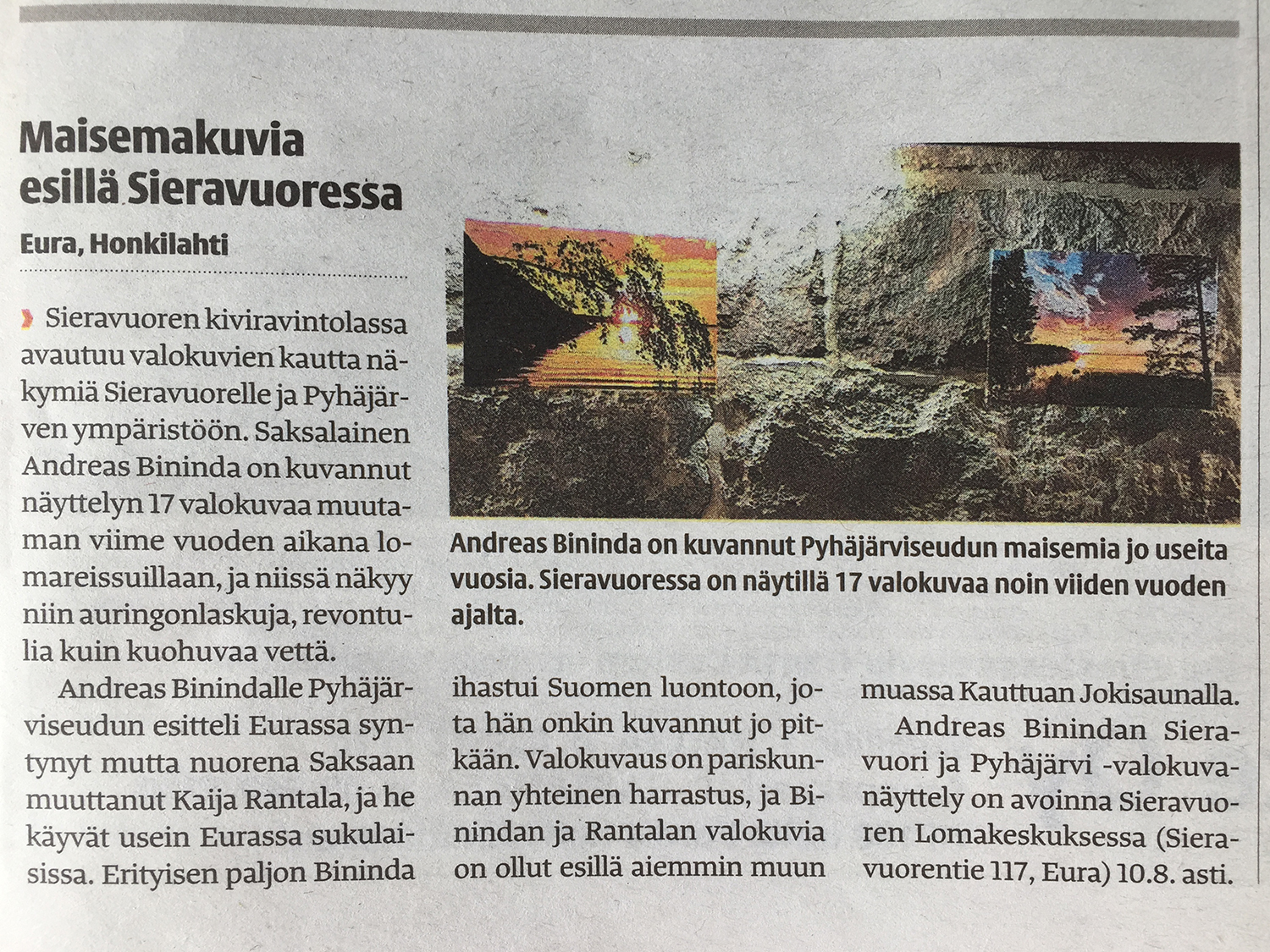 Zwei Landschaftsfotografien von Andreas Bininda hängen an einer felsigen Felswand in Sieravuori, Pyhäjärvi-Umgebung.