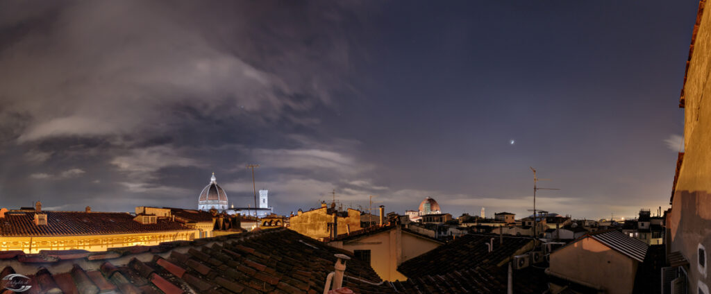 Nachtpanorama Florenz: Dächer, Domkuppel des Florentiner Doms, Mond über der Stadt.