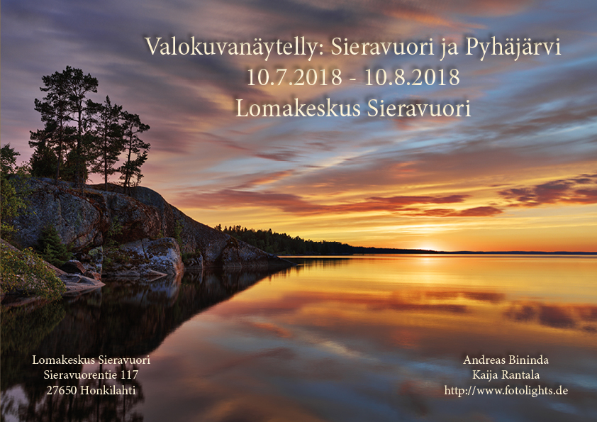Sonnenuntergang über ruhigem See mit Felsenküste und Bäumen; Info zur Fotoausstellung Sieravuori Pyhäjärvi, 10.7.–10.8.2018