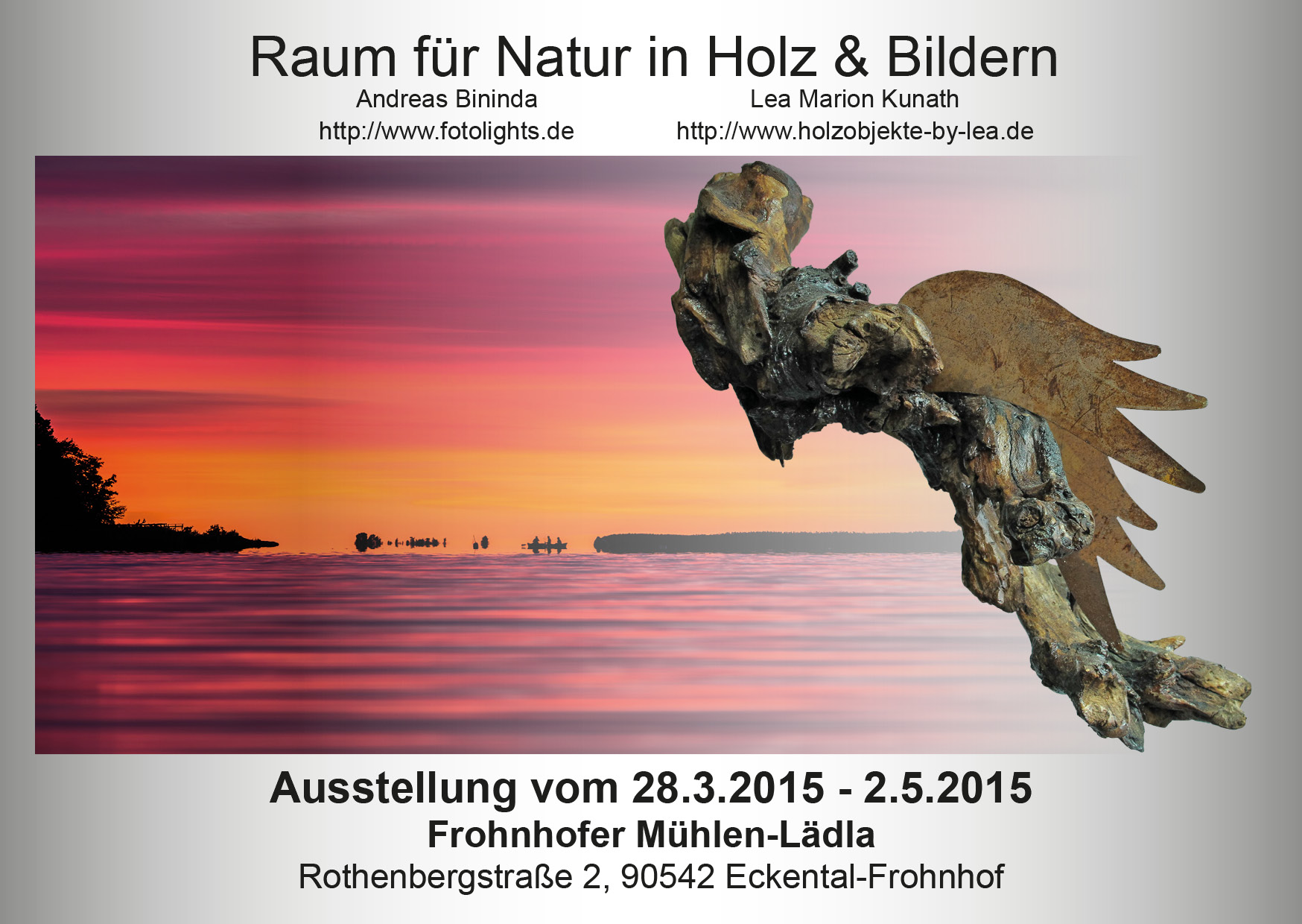 Plakat zur Ausstellung Raum für Natur in Holz & Bildern: Sonnenuntergang über Wasser und rustikale Vogel-Skulptur.