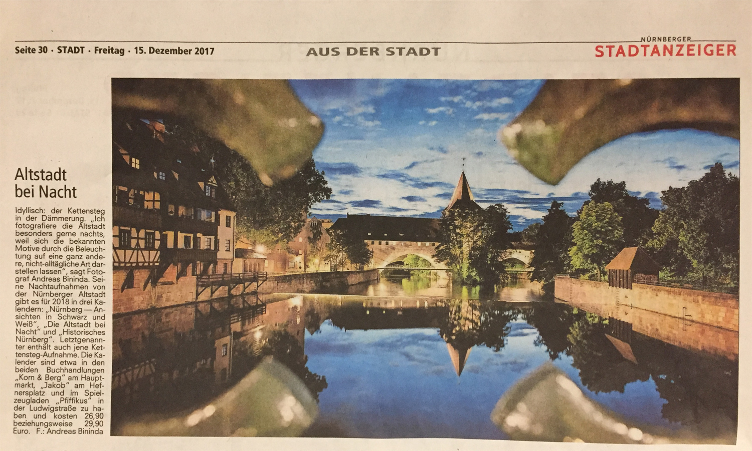 Historische Nürnberger Altstadt bei Nacht: Brücke über dem Fluss, reflektierendes Wasser, Fachwerkhäuser und Kirchturm.