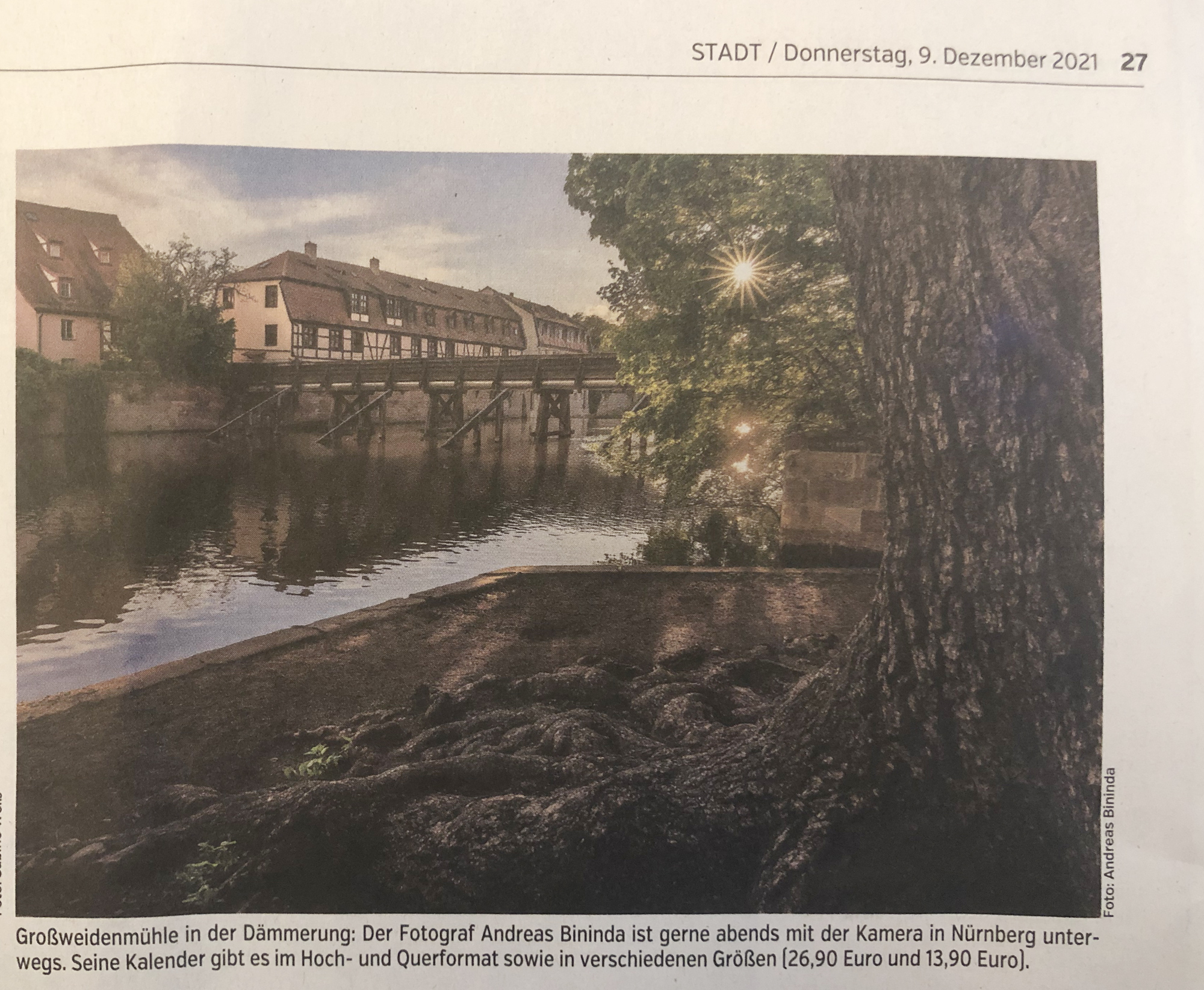 Großweidenmühle in Dämmerung: Fachwerkhäuser am Flussufer, Holzbrücke und Baum im Vordergrund