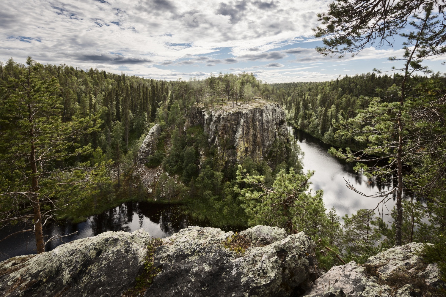 Wunderschöner Wald und beeindruckende Klippen in Finnland